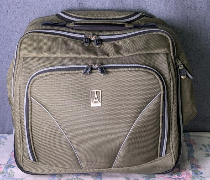 Travelpro WalkAbout Lite 3 Rolling Underseat Bag Carry On Luggage Green 2-Wheel