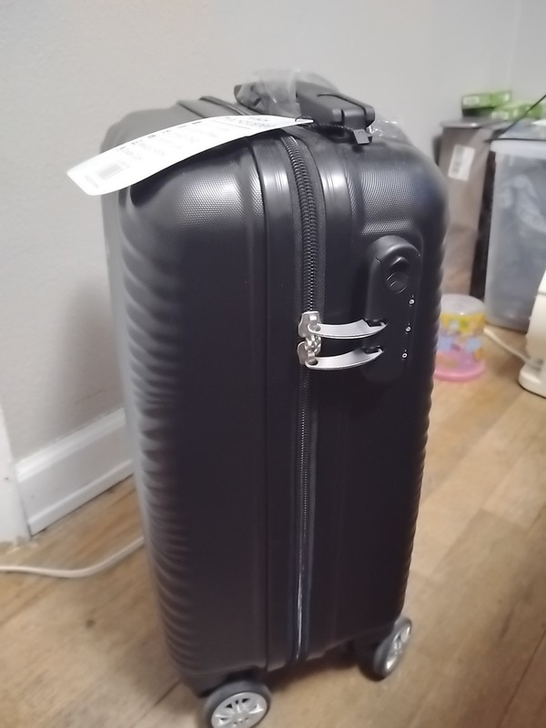 16" CarryOnFriendly Lightweight Lockable TelescopicHandledDualSwivelingWheels gallery