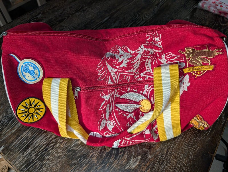 Harry Potter Gryffindor Red 17″ Canvas Duffle Bag Adjustable Straps Lightweight