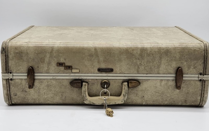 VINTAGE OFF WHITE SAMSONITE LUGGAGE TRAIN CASE TRAVEL BAG SUITCASE W/ SKULL KEY