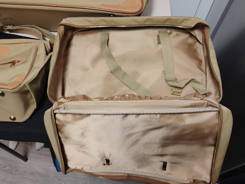 Vintage Lot Of 3 Pc Luggage Set/2- Carry Ons And 1Suitcase/Brand Unknown/("C&C gallery