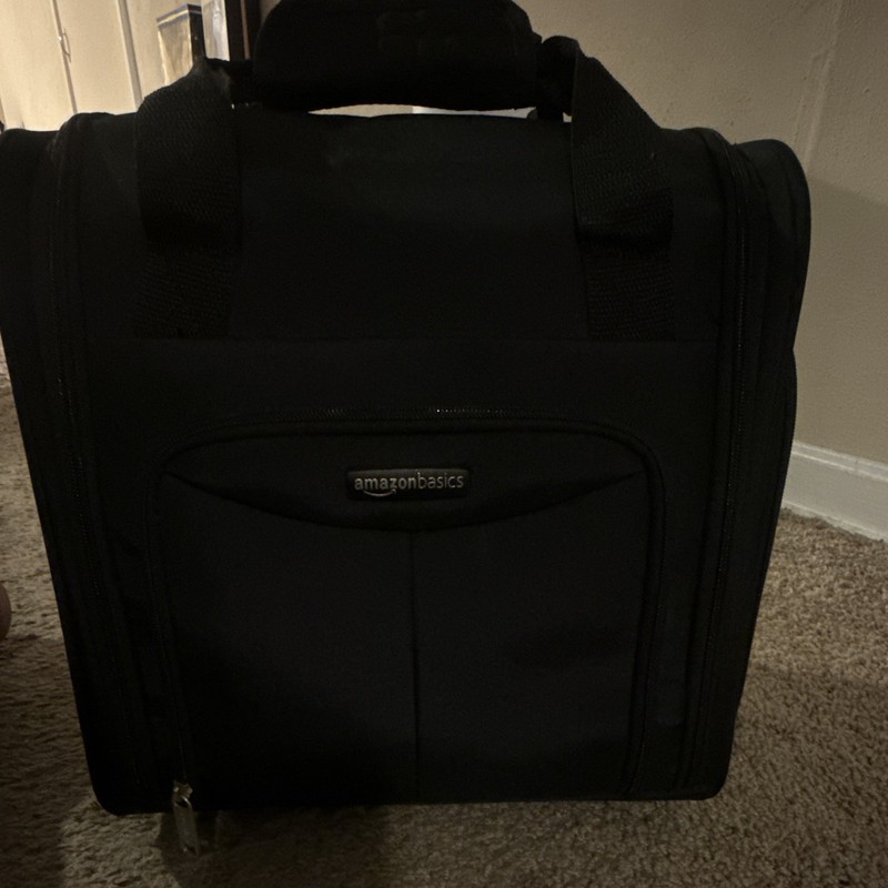 AmazonBasics Black Solid Carry-On Rolling Upright Suitcase, Unisex Adult