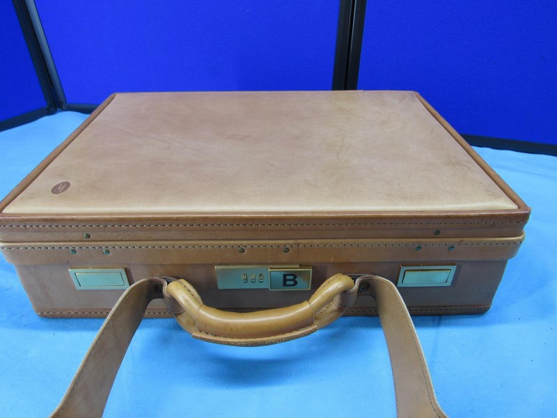 Medium Hartmann Leather Attache Briefcase Carry-On Case18"in.x13x5 8 Pounds gallery