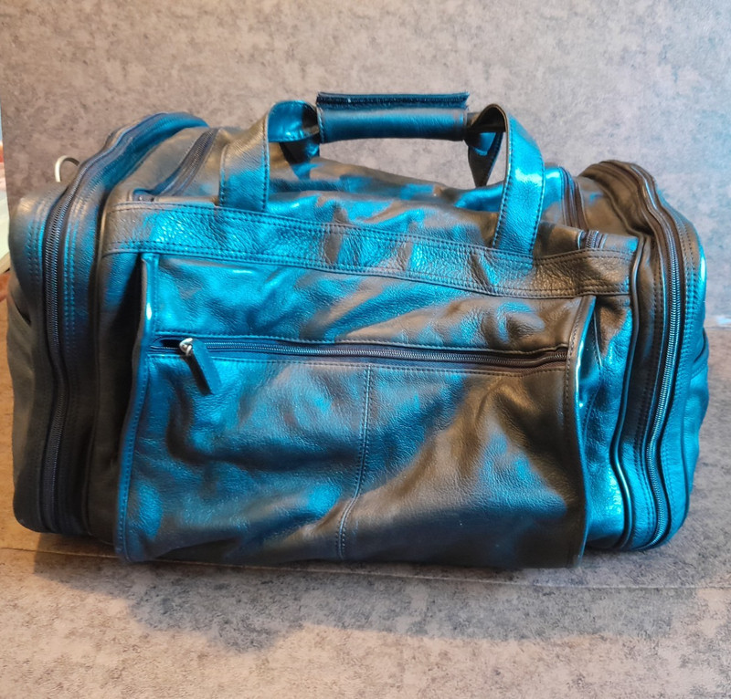 BLACK FAUX LEATHER DUFFLE BAG QUALITY CONSTRUCTION MEASURES INCLUDED UNBRANDED
