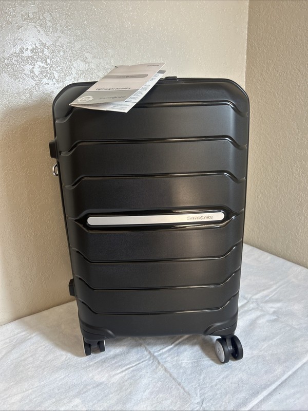 Samsonite Freeform 20.5" x 14.5" x 10.0" Carry-On - Black