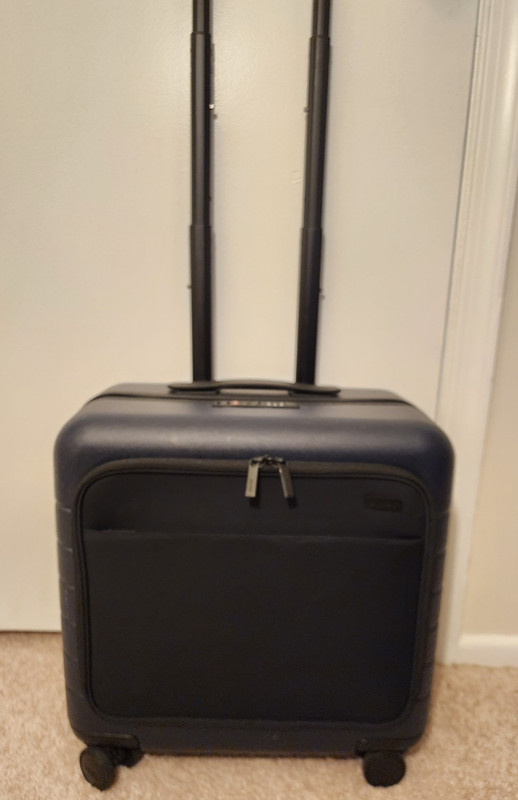 AWAY 16 Inch 4-Wheeled Carry On Luggage. Very Good.